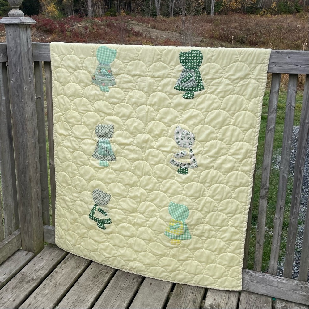 Vintage Hand Quilted Baby Quilt Sun Bonnet Sue Yellow Scallop Stitch Crib #567